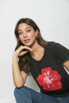 Remera batik florcita roja