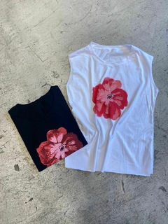 Musculosa florcita roja
