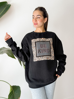 Buzo frizado be kind - Pequitasindumentaria