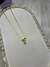 Colar Letras Relevo Dourado - A&M de Mãe