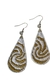 Brinco com detalhes dourado em bordado branco - comprar online