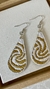 Brinco com detalhes dourado em bordado branco