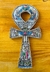 Placa Cruz Ankh em Resina Marfim com Detalhes Coloridos