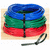 Precintos plásticos reutilizables prensacables negros sujetando rollos de cables azules, verdes y rojos sobre una superficie de madera
