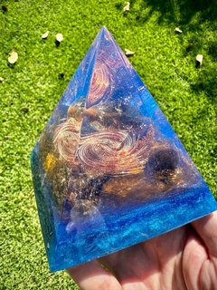 Pirâmide Orgonite M Quartzo Fumê Rutilado - comprar online