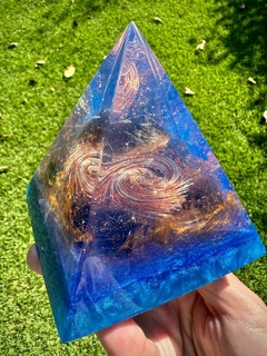 Pirâmide Orgonite M Quartzo Fumê Rutilado