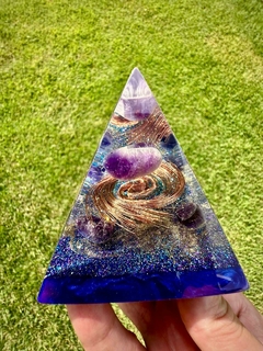 Pirâmide Orgonite P Ametista