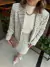 CONJUNTO STELLA TWEED NA COR BEGE (BLAZER + SAIA CURTA)