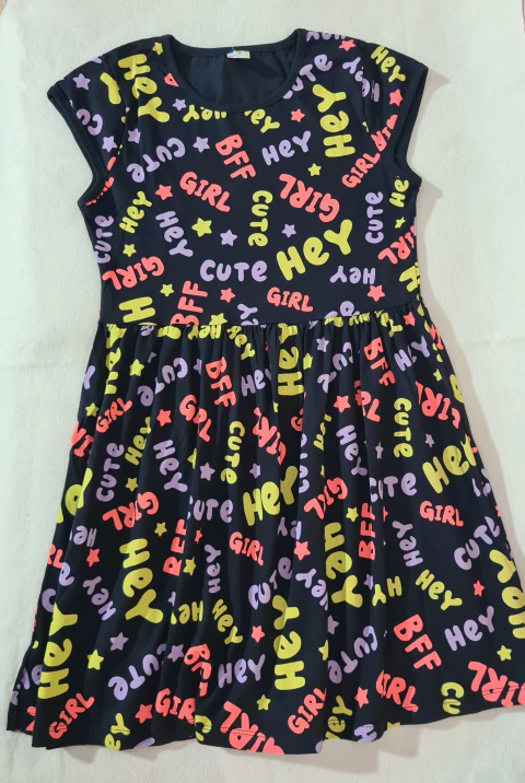 Vestido Preto com Estampa de Frases Coloridas - Tamanho 16