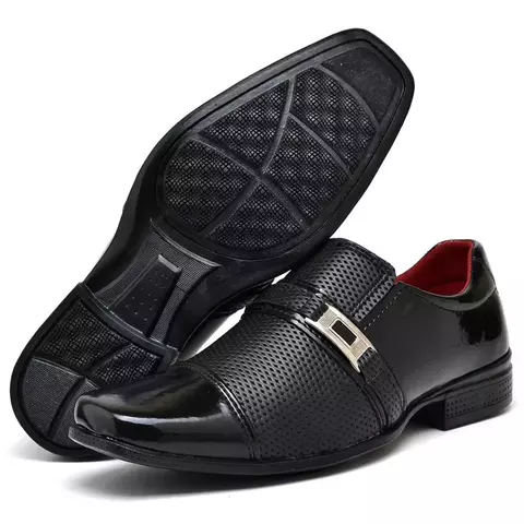 Sapato social masculino preto verniz de fivela elegante moderno e elegante.