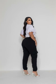 Calça Jogger em Neoprene com Bolsos Cargos - Tamanho Único (44-50) - Bela Senhoritta Moda Plus Size