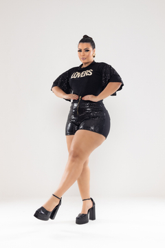 Blusa em Malha Slink com Mangas em Paetê e Aplique Frontal uma peça única que combina elegância e modernidade em Tamanho Único (46-52) - comprar online