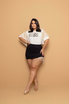 Blusa em Malha Slink com Mangas em Paetê e Aplique Frontal uma peça única que combina elegância e modernidade em Tamanho Único (46-52) - loja online