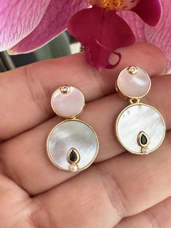Aretes doble círculo nácar punto esmeralda