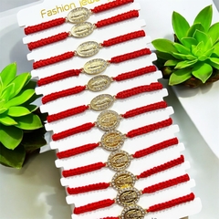 Pulsera hilo rojo con dije virgen Guadalupe y San Benito pack x12