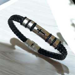 Pulsera cuerina con dije cruz acero quirúrgico