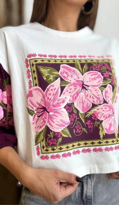 T-shirt Manga Bufante Floresça Vinho
