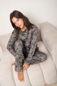 Pijama Gina Gris Topo - De remera manga larga y pantalón largo, en modal soft. - Lenushka