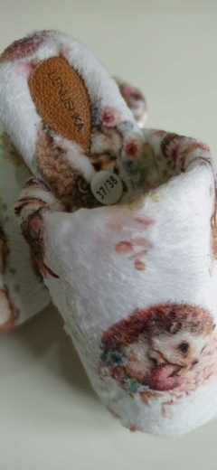 Pantuflas Lenushka Cerradas - En polar soft estampado erizo - comprar online