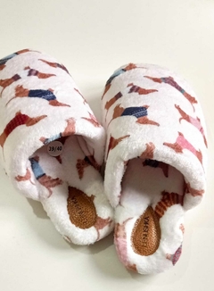 Pantuflas Lenushka Cerradas - En polar soft estampado perrito salchicha - comprar online