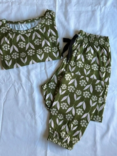 Pijama Sofía Verde - De remera manga larga y pantalón largo tipo babucha, en modal soft. - comprar online