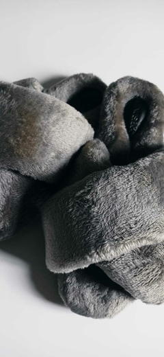 Pantuflas Lenushka Cruzadas - En polar soft liso gris topo - comprar online