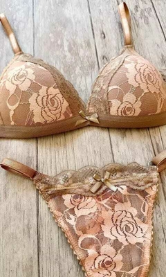 Imagen de Conjunto Magnolia - Corpiño taza soft y less regulable en encaje