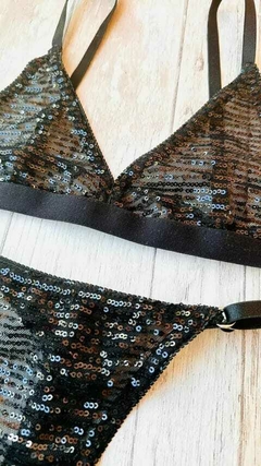 Conjunto Carmín - Corpiño y less regulable en tul con súper lentejuelas - comprar online