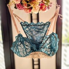 Conjunto Melina - Corpiño triangulo y tanga cola less en puntilla