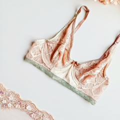 Conjunto Carmina Rosa - Corpiño con aro y bombacha cola less, en encaje en internet