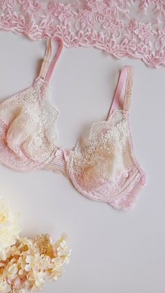 Conjunto Tiffany - Corpiño con arco de tazas forradas y tanga less regulable, en encaje y puntillas - Lenushka