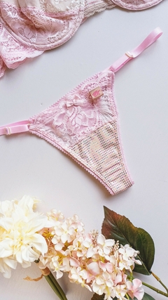Conjunto Tiffany - Corpiño con arco de tazas forradas y tanga less regulable, en encaje y puntillas - tienda online
