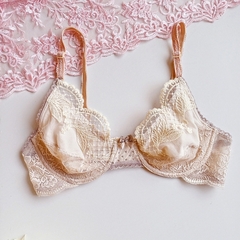 Conjunto Tiffany - Corpiño con arco de tazas forradas y tanga less regulable, en encaje y puntillas - comprar online