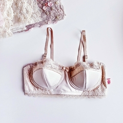 Conjunto Ariadna - Corpiño con aro alto y relleno, breteles desmontables y tanga less regulable, en lycra y puntilla - comprar online