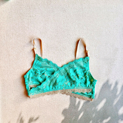 Conjunto Triana Esmeralda - Corpiño cruzado en encaje forrado y tanga less regulable en internet