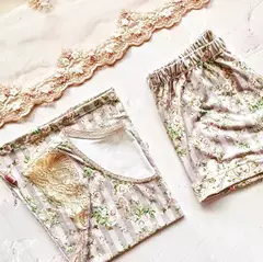 Pijama Florence - Remera sin manga y short en modal estampado con flores, ambos con detalle en puntilla