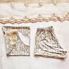 Pijama Florence - Remera sin manga y short en modal estampado con flores, ambos con detalle en puntilla en internet