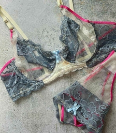 Conjunto Isabella - Corpiño con aro y bombacha less, en tul y encaje.