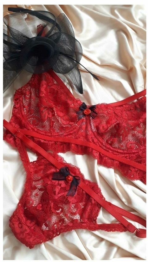 Conjunto Rihanna - Corpiño con arco y bretel en escote y less regulable con calado lateral