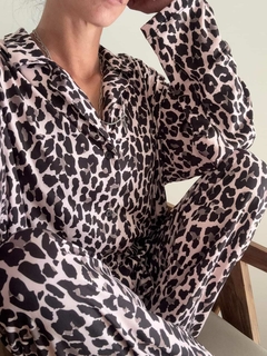 Pijama Isabel Animal Print - Camisero de manga larga y pantalón largo. En modal soft. en internet