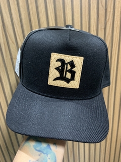 Bone Snapback Preto Logo Square Snake Caramelo