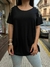 Remera algodon negra con apliques dorados en hombro
