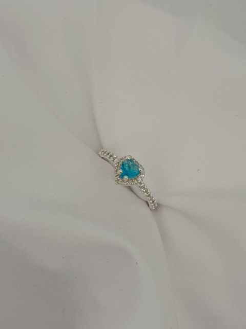 Anel cravejado com pedra azul Prata 925