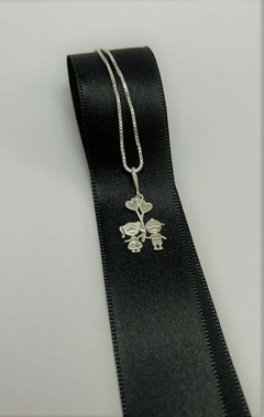 Colar com pingente casal de filhos na prata 925 (Ref.: 20240173) - Antônia Semijoias