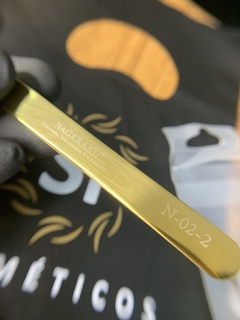 Pinça Profissional Golfinho Dourada para Extensão de Cílios – Nagaraku N-02-2 - loja online