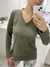 Remera Lola cuello V verde militar - comprar online