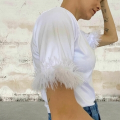 Camiseta branca com detalhes nas mangas – M na internet