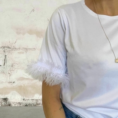 Camiseta branca com detalhes nas mangas – M - comprar online