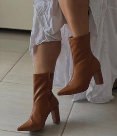 Bota Olívia caramelo