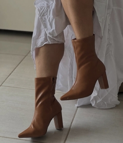 Bota Olívia caramelo na internet